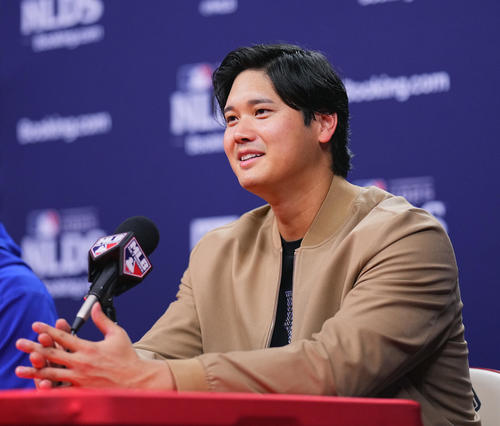 地区シリーズ・フィリーズ対ドジャース　フィリーズに勝利し、笑顔で会見するドジャース大谷（撮影・菅敏）