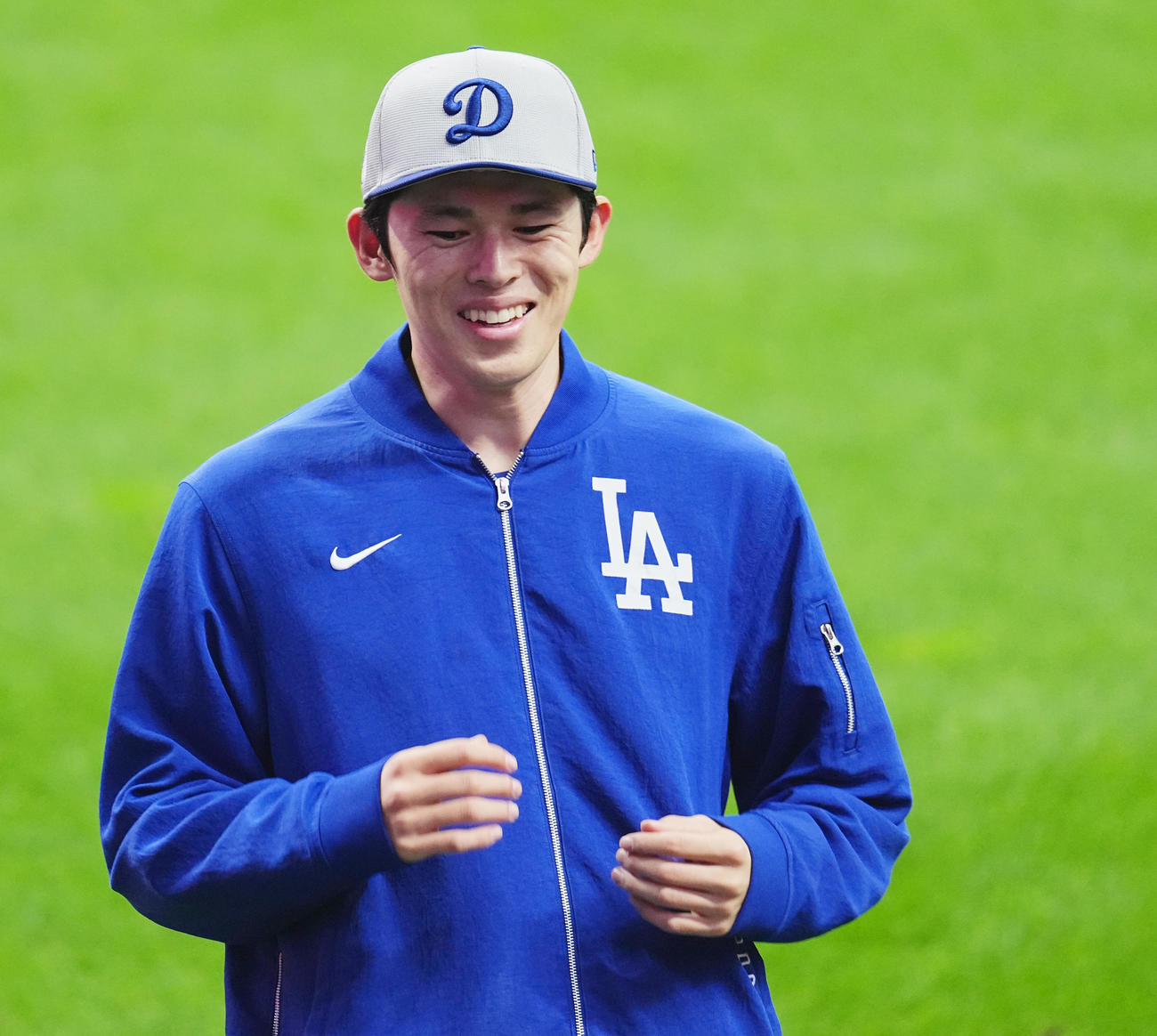 10月14日、ブルワーズ対ドジャース　試合前、笑顔で練習をするドジャース佐々木（撮影・菅敏）