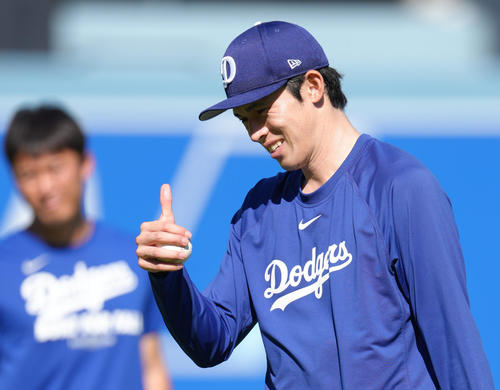 10月8日、地区シリーズ・ドジャース対フィリーズ　試合前、キャッチボールの合間にサムズアップポーズをとるドジャース佐々木（撮影・菅敏）
