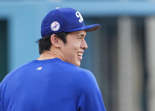 10月15日、練習中に同僚らとサプライズが成功し、笑顔を見せるドジャース佐々木（撮影・菅敏）