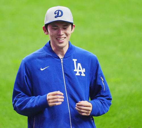 10月14日、ブルワーズ対ドジャース　試合前、笑顔で練習をするドジャース佐々木（撮影・菅敏）