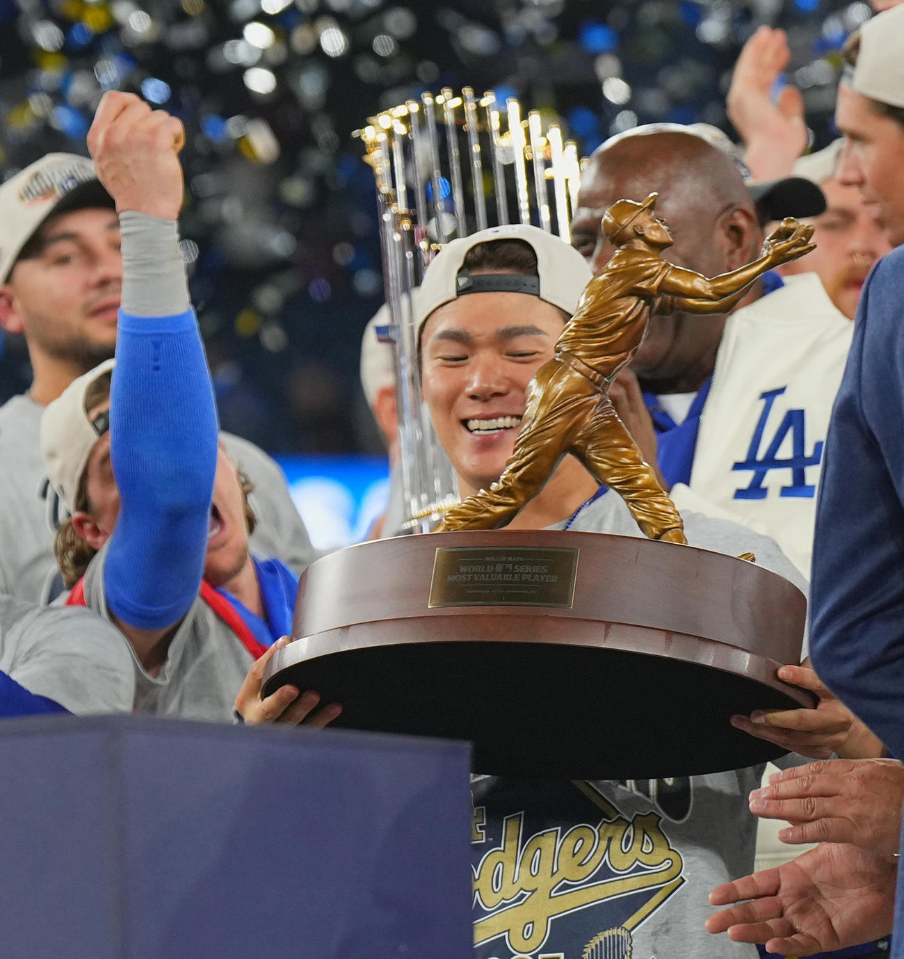 11月1日、ワールドシリーズ第7戦、MVPに選ばれ、トロフィーを手にするドジャース山本。左は「持ち上げろ！」とジェイスチャーするK・ヘルナンデス（撮影・菅敏）