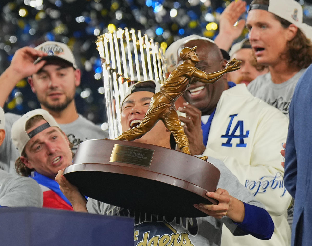 11月1日、ワールドシリーズ第7戦、MVPに選ばれたドジャース山本は、K・ヘルナンデスの一声で重量感のあるトロフィーを持ち上げる（撮影・菅敏）