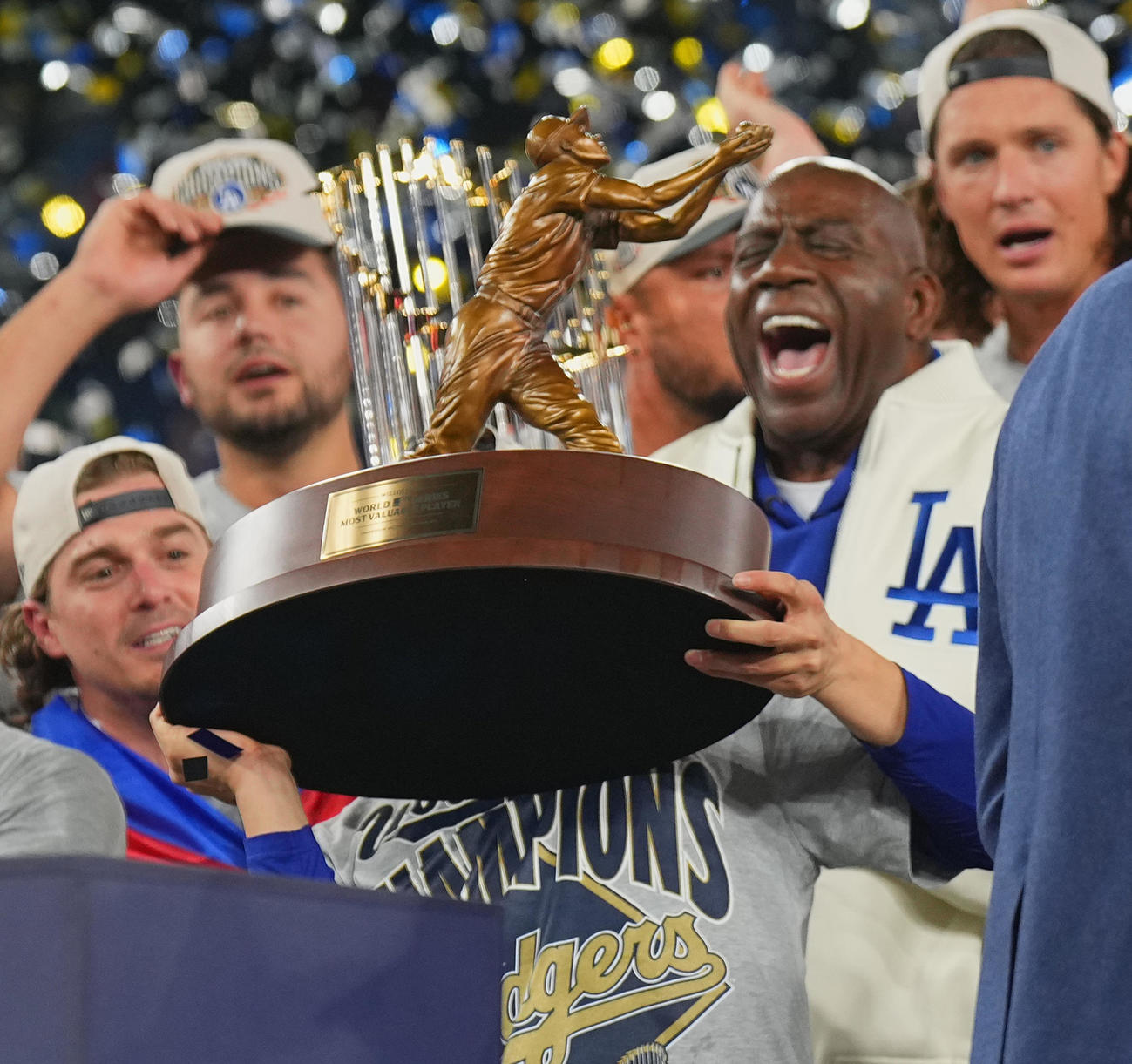 11月1日、ワールドシリーズ第7戦、MVPに選ばれたドジャース山本は、キケ・ヘルナンデスの一声で重量感のあるトロフィーを持ち上げるも途中で止まる（撮影・菅敏）