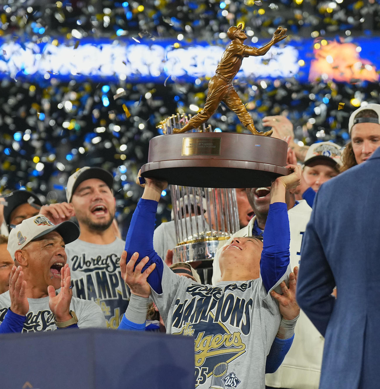 11月1日、ワールドシリーズ第7戦、MVPに選ばれたドジャース山本は、K・ヘルナンデスに支えられ重量感のあるトロフィーを持ち上げる（撮影・菅敏）