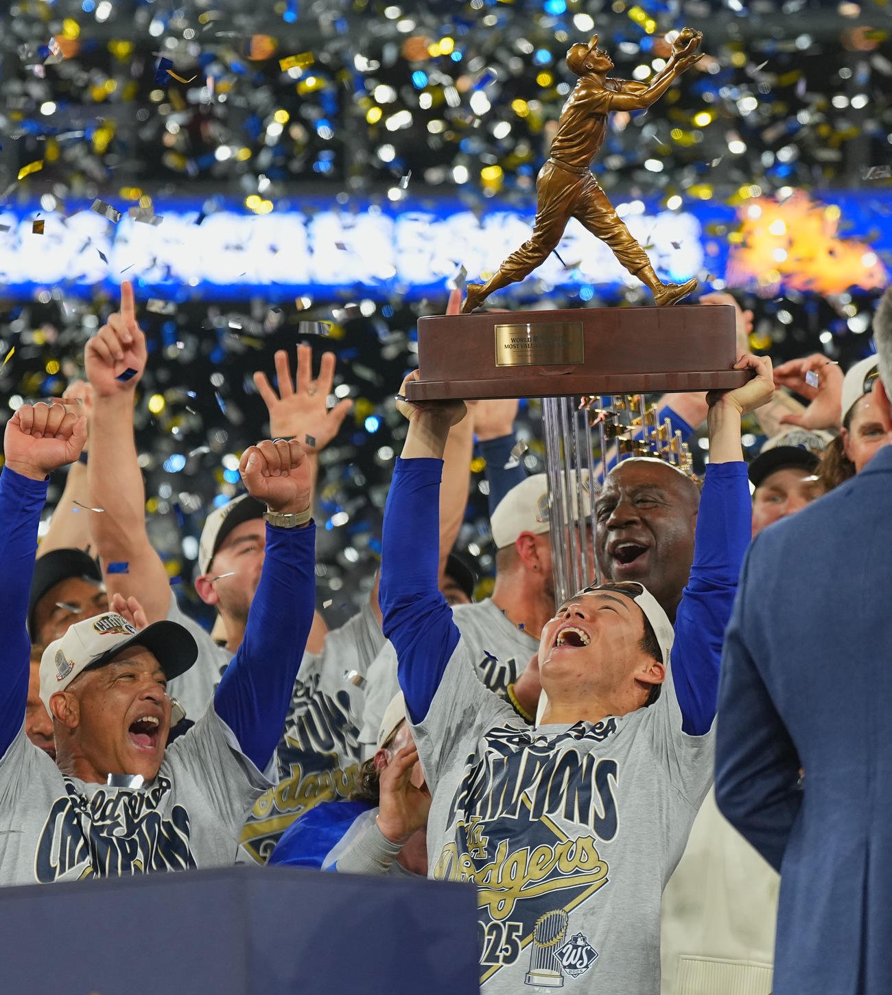 11月1日、ワールドシリーズ第7戦、MVPに選ばれたドジャース山本は、K・ヘルナンデスに支えられ重量感のあるトロフィーを持ち上げる（撮影・菅敏）