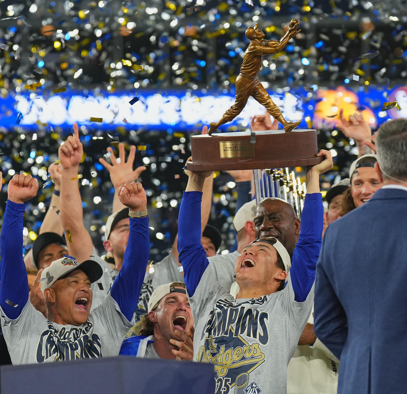 11月1日、ワールドシリーズ第7戦、MVPに選ばれたドジャース山本は、K・ヘルナンデス（左から2人目）に支えられ重量感のあるトロフィーを持ち上げる（撮影・菅敏）