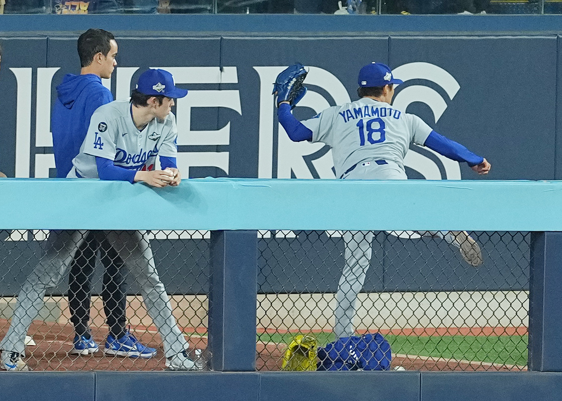 11月1日、ワールドシリーズ第7戦　ブルージェイズ対ドジャース　9回裏、ブルペンで投球練習をするドジャース山本。中央は佐々木（撮影・菅敏）
