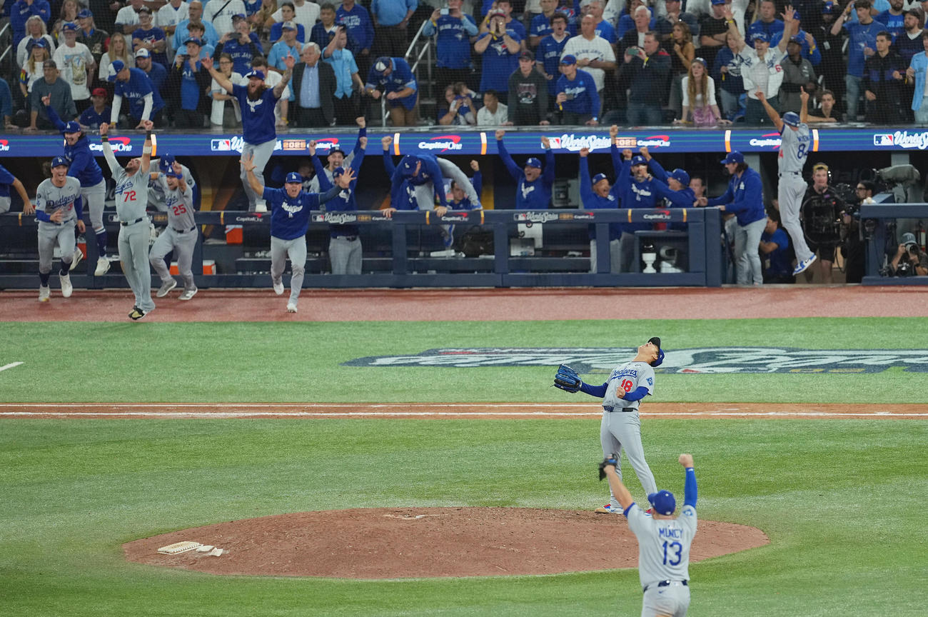 11月1日、ワールドシリーズ第7戦　ブルージェイズ対ドジャース　世界一を決め、マウンドで雄たけびを上げるドジャース山本（撮影・菅敏）