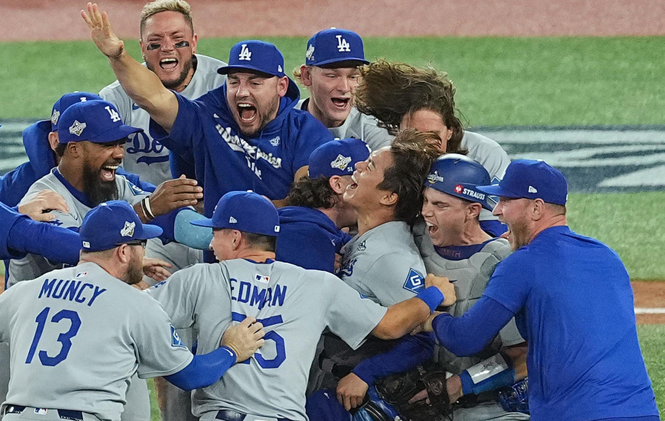 11月1日、ワールドシリーズ第7戦　世界一を決め、歓喜するドジャース山本（右から3人目）らナイン（撮影・菅敏）