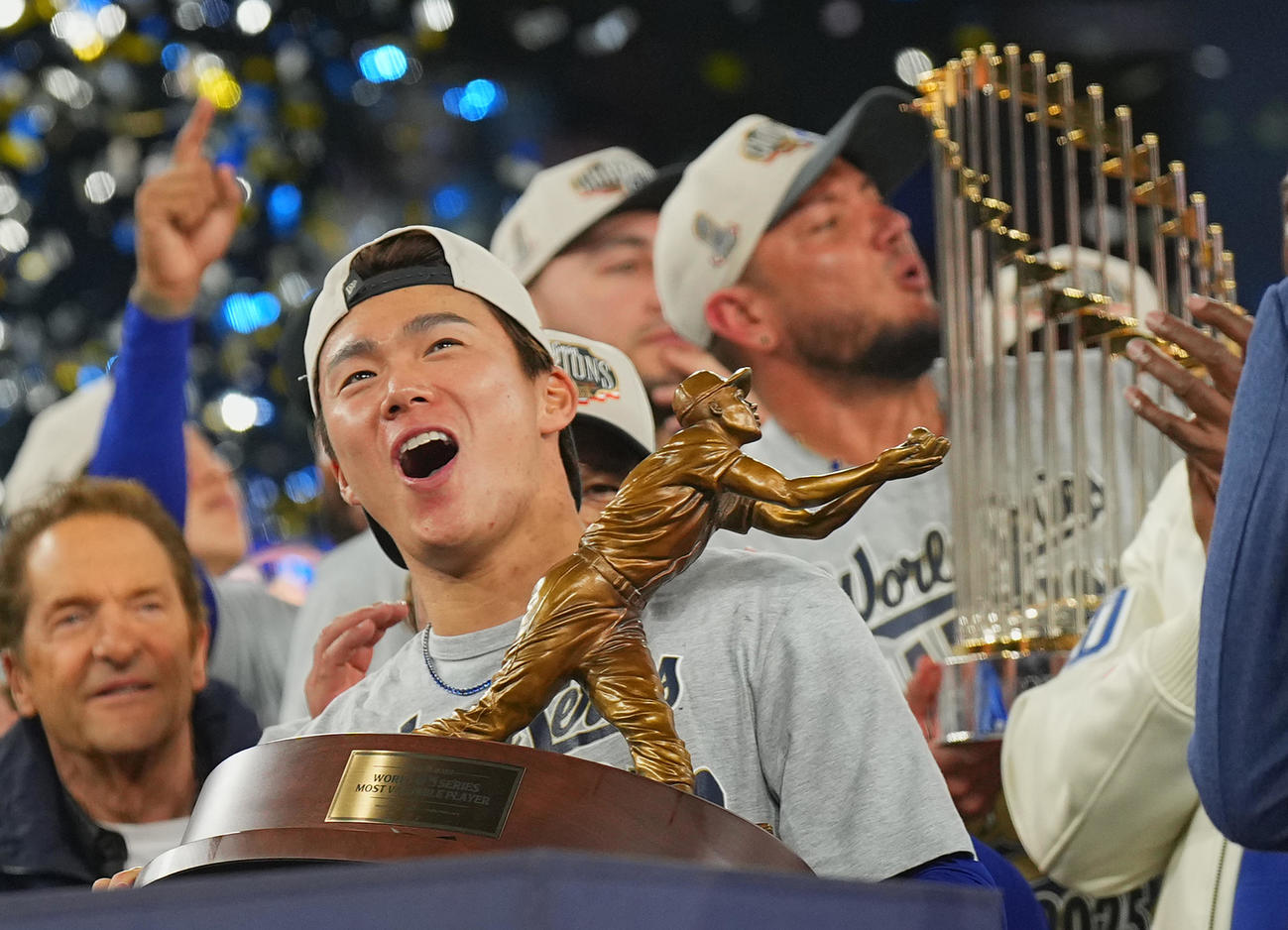 11月1日、ワールドシリーズ第7戦　世界一を決め、MVPに選ばれたドジャース山本は、重量感のあるトロフィーを手に笑顔を見せる（撮影・菅敏）