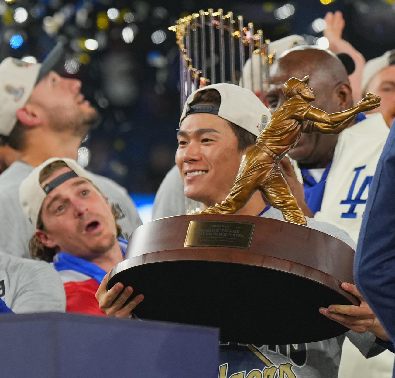 11月1日、ワールドシリーズ第7戦　世界一を決め、MVPに選ばれたドジャース山本は、重量感のあるトロフィーを手に笑顔を見せる（撮影・菅敏）