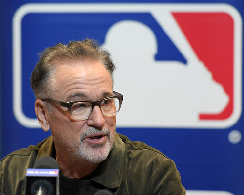 MLBウインターミーティングで質問に答えるカブス・マドン監督(撮影・菅敏=2017年12月12日)