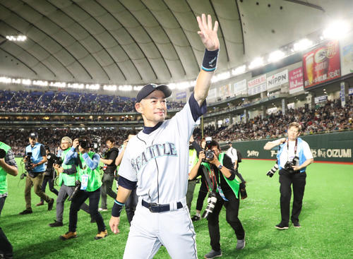 「イチロー」コールで待ちわびたファンの前に姿を見せ、場内一周するマリナーズのイチロー(2019年3月21日撮影)