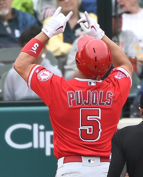 本塁打を放ち、2000打点を記録するエンゼルス・プホルスは、ポーズを決めて生還する（2019年5月9日撮影）