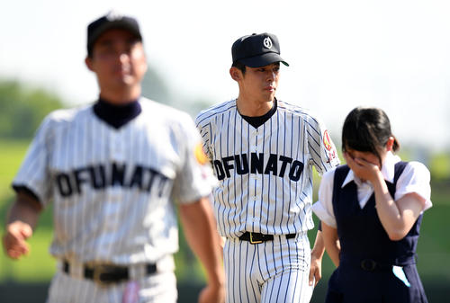 花巻東対大船渡　応援席へのあいさつを終え、懸命に涙をこらえながら引き揚げる大船渡・佐々木（中央）（2019年7月25日撮影）