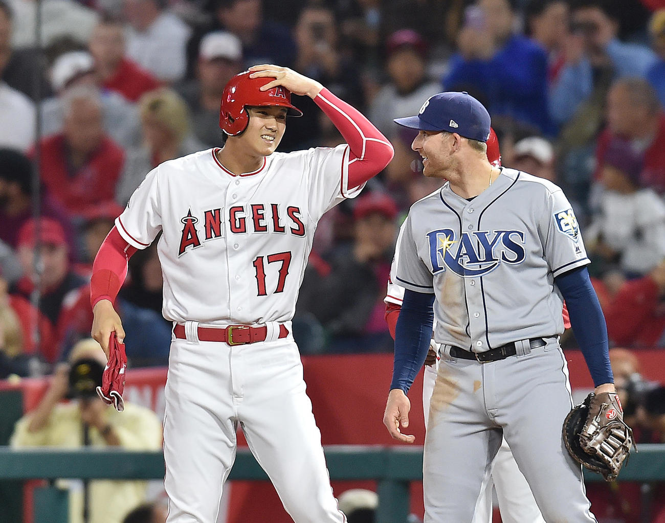 エンゼルス大谷は四球で出塁し、レイズ一塁手ミラー（右）と話す（2018年5月18日）
