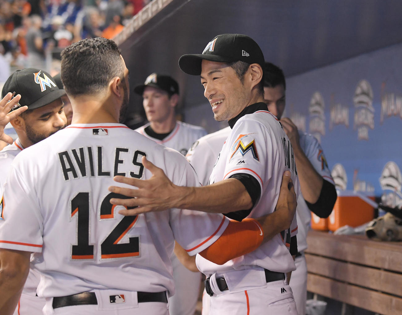レギュラーシーズンが終わり、ベンチで同僚らと笑顔で話すマーリンズ・イチロー（2017年10月1日撮影）