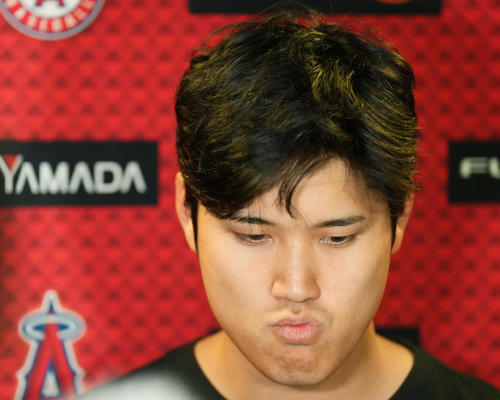 アスレチックス戦の試合後、浮かない表情で記者の質問に答える大谷（2023年3月30日撮影）