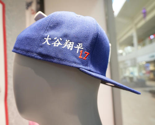 オフィシャル・ショップのドジャース・クラブハウスで販売されているドジャース大谷の名前入り帽子（撮影・菅敏）