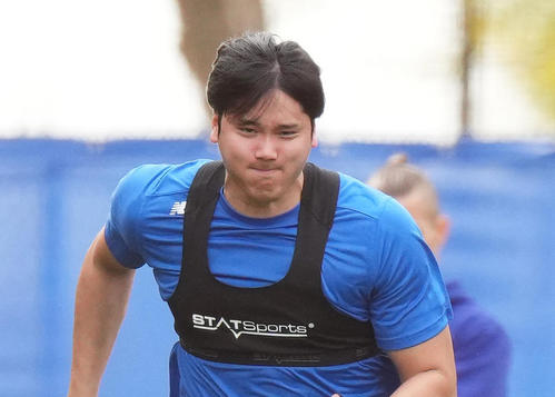 キャンプ地での自主トレで、力強くダッシュをするドジャース大谷翔平（2024年2月撮影）