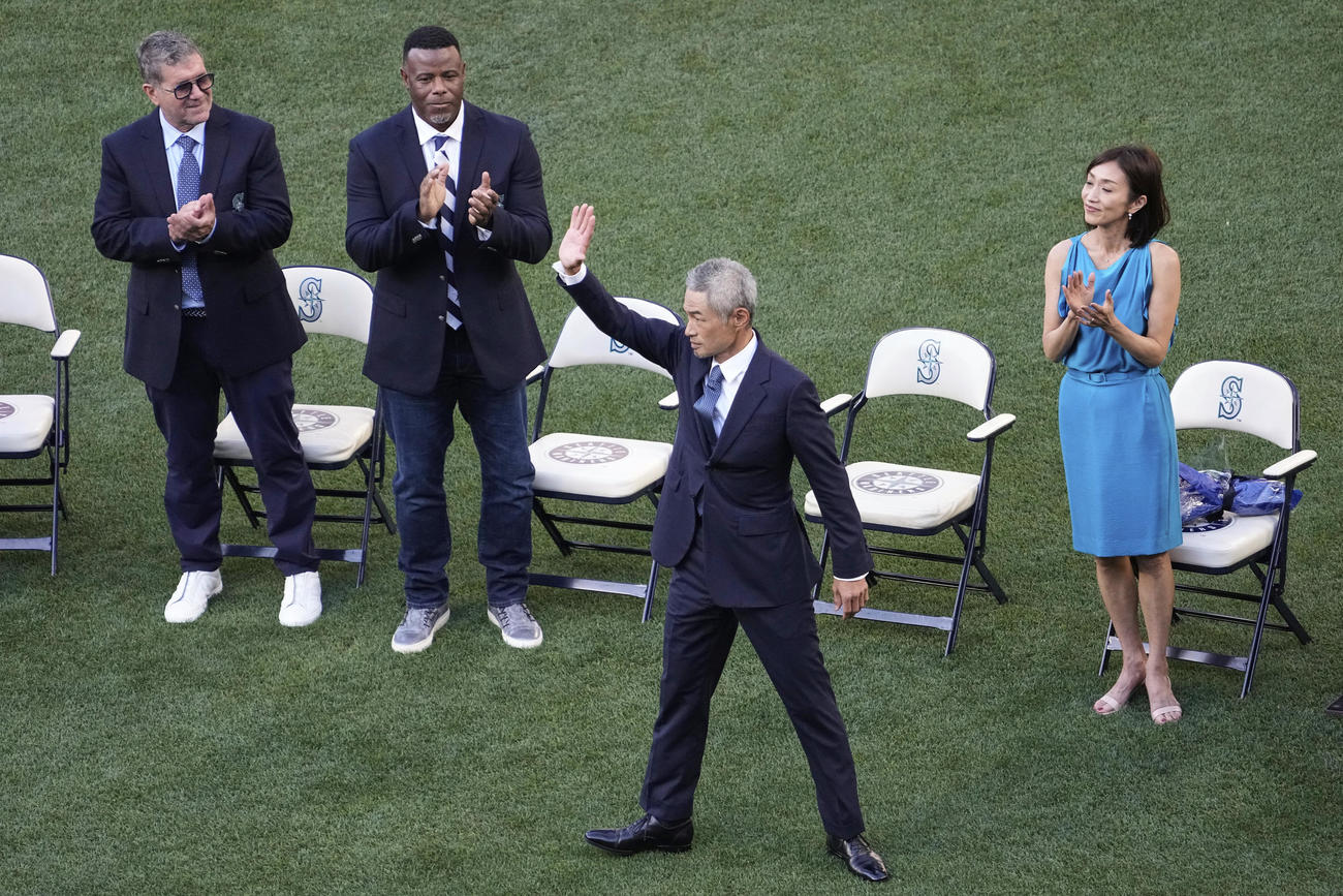 セレモニーに出席し、観衆に応えるイチロー氏と弓子夫人（右端）（AP）