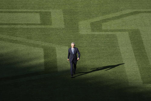 「51」という芝目模様のグラウンドに登場するイチロー氏（AP）