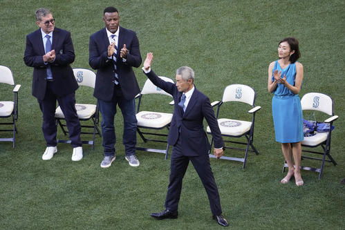 セレモニーに出席し、観衆に応えるイチロー氏と弓子夫人（右端）（AP）