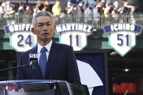 永久欠番のボードを背にスピーチするイチロー氏（AP）