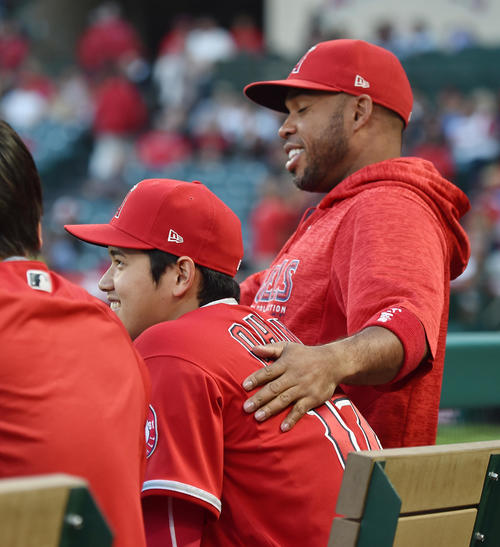 試合中、イスの下に隠れていたバルブエナ（右）と笑顔で話すエンゼルス大谷（2018年6月4日）