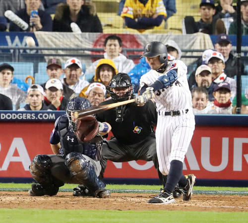 17年3月、WBC決勝ラウンド準決勝の米国戦で、6回裏日本1死、菊池は右越えソロ本塁打を放つ(ドジャースタジアム)