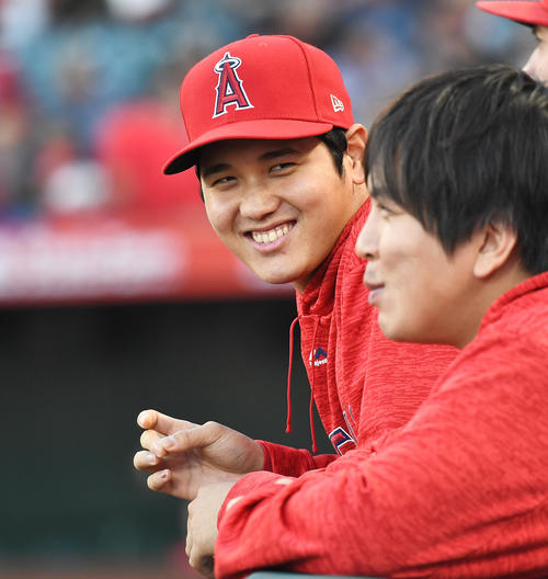エンゼルス大谷（左）と水原通訳（18年6月撮影）