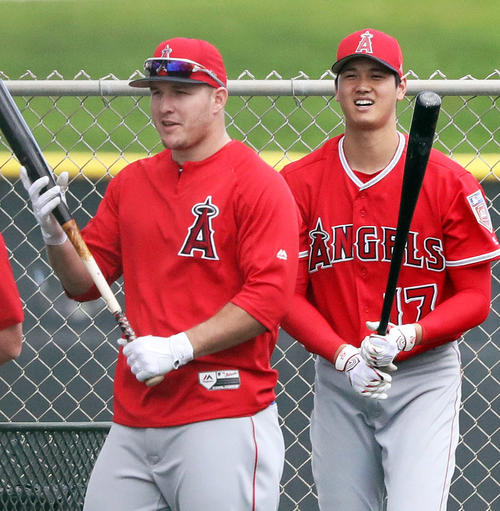 エンゼルス大谷翔平(右)とトラウト