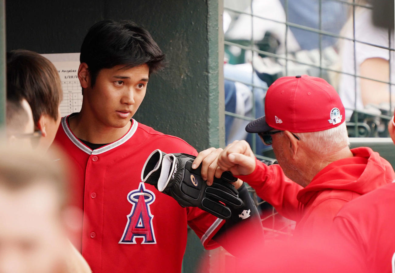 マドン監督（右）とタッチするエンゼルス大谷（2020年2月28日撮影）