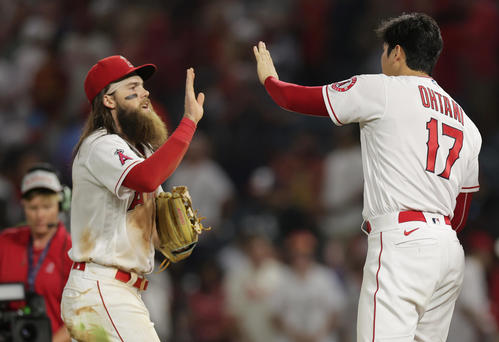 2022年6月27日、マーシュ（左）をタッチで迎えるエンゼルス大谷翔平（2022年6月撮影）