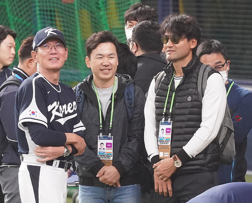 オリックス対韓国　試合前、李監督（左）と談笑する元オリックスの朴賛浩（右）（撮影・狩俣裕三）