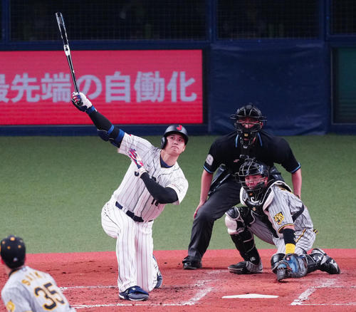 阪神対侍ジャパン　3回表侍ジャパン2死一、二塁、中越え3点本塁打を放つ大谷。投手才木（撮影・江口和貴）
