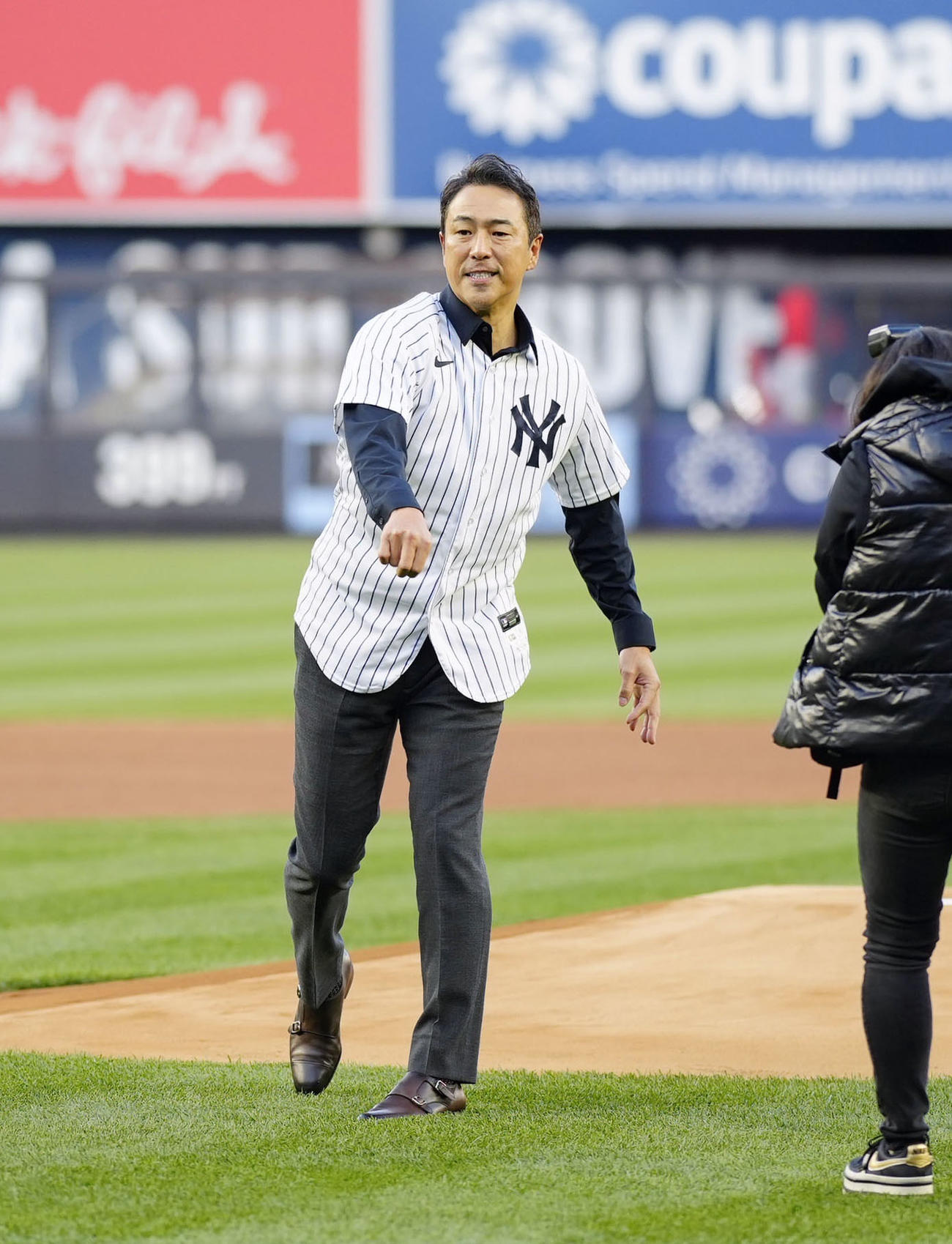 23年4月19日、ヤンキース対エンゼルス　試合前に始球式を行う黒田博樹氏（共同）