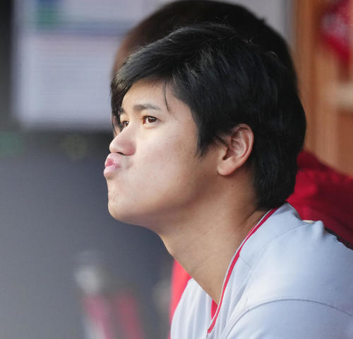 ヤンキース対エンゼルス　8回、チームの失点にベンチで口をとがらせる大谷（撮影・菅敏）
