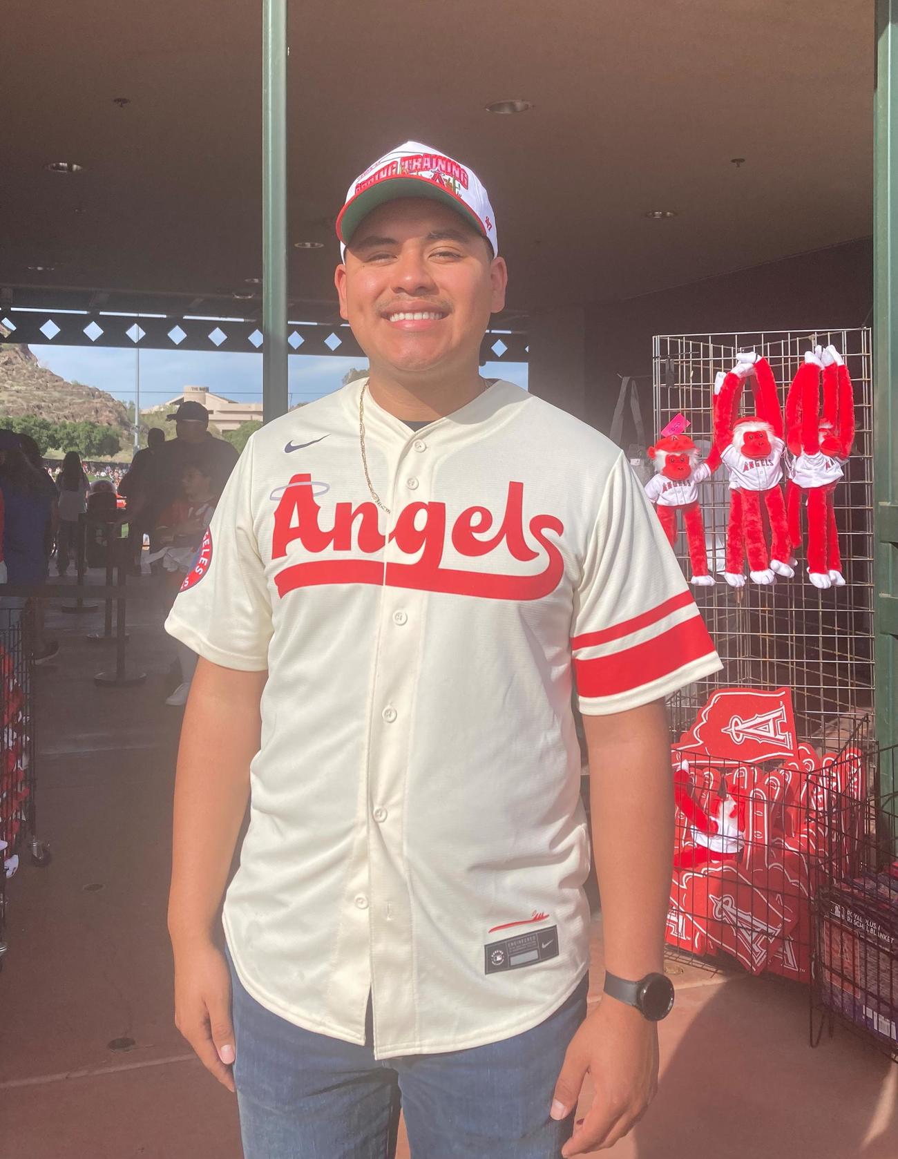 エンゼルス時代の大谷のレプリカユニホームを着て試合を観戦していたケビン・ルエダさん