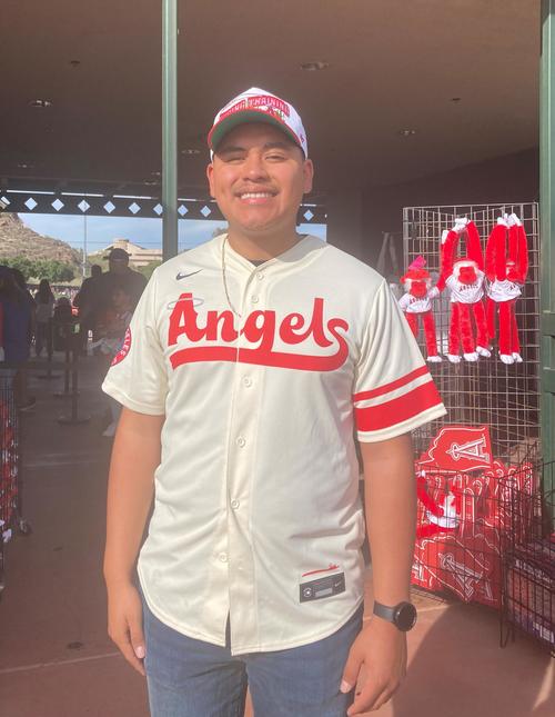 エンゼルス時代の大谷のレプリカユニホームを着て試合を観戦していたケビン・ルエダさん