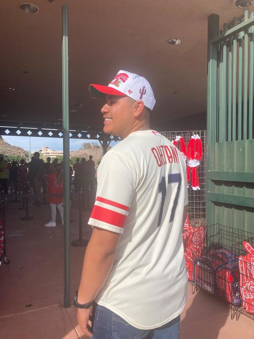 エンゼルス時代の大谷のレプリカユニホームを着て試合を観戦していたケビン・ルエダさん