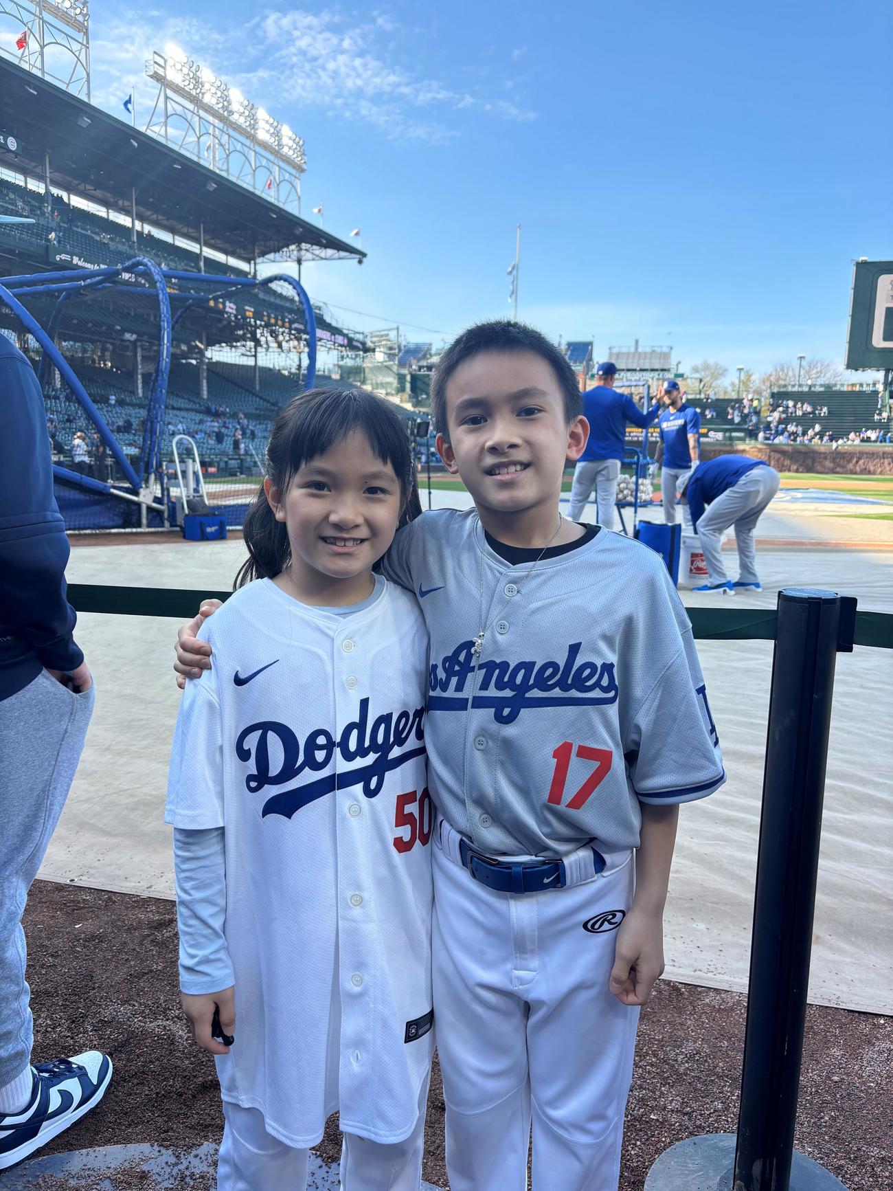 キケの直撃取材に成功したヒューゴ－君（右）とメレディスちゃん