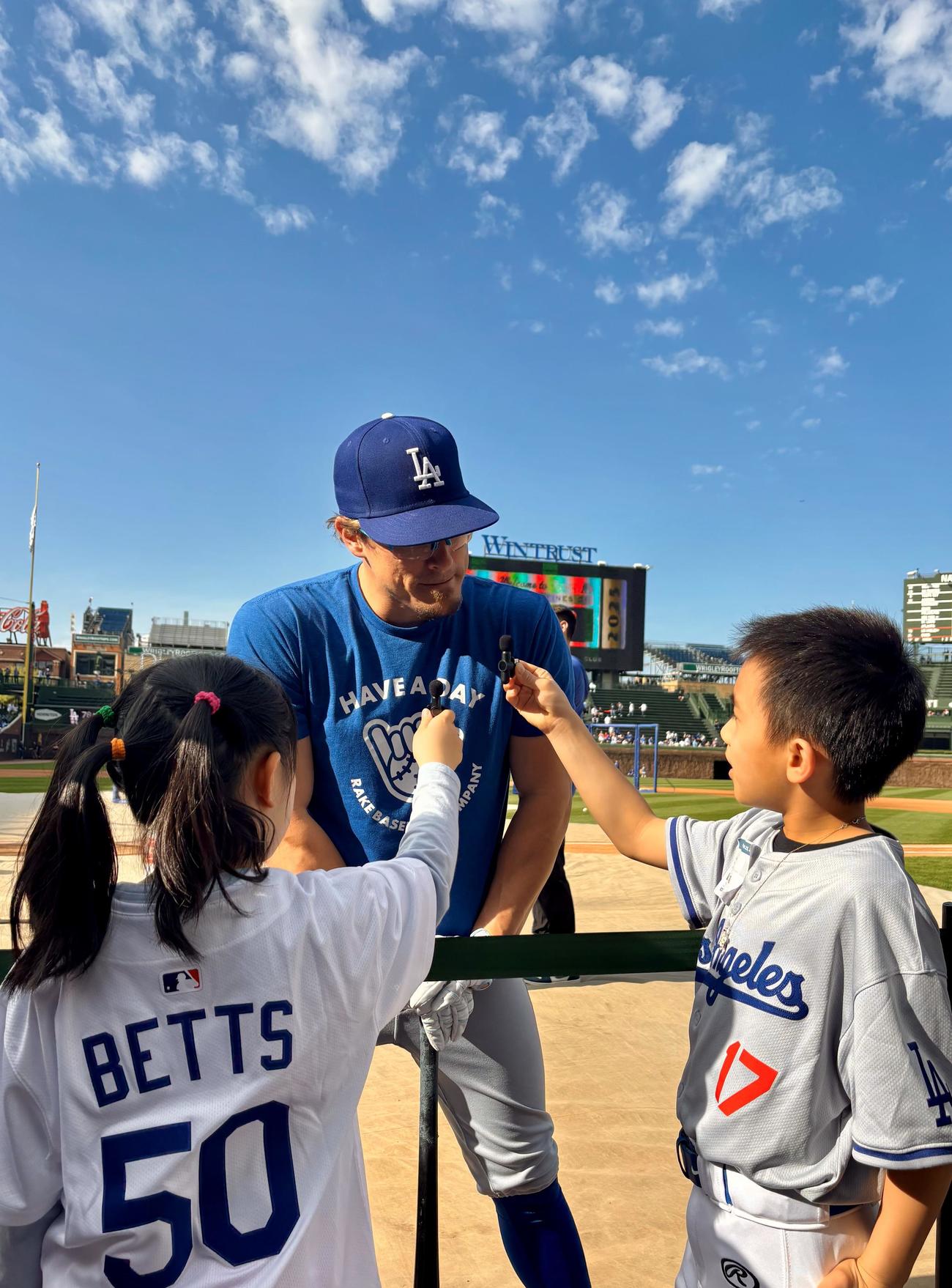 キッズ記者から直撃インタビューを受けるキケことエンリケ・ヘルナンデス