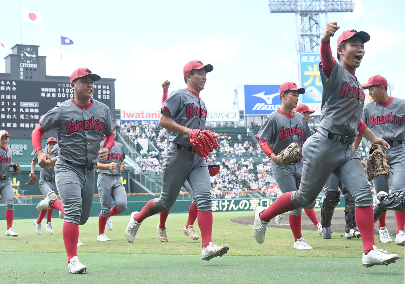 23年8月10日、東海大熊本星翔対浜松開誠館　東海大熊本星翔に勝利し喜ぶ浜松開誠館ナイン