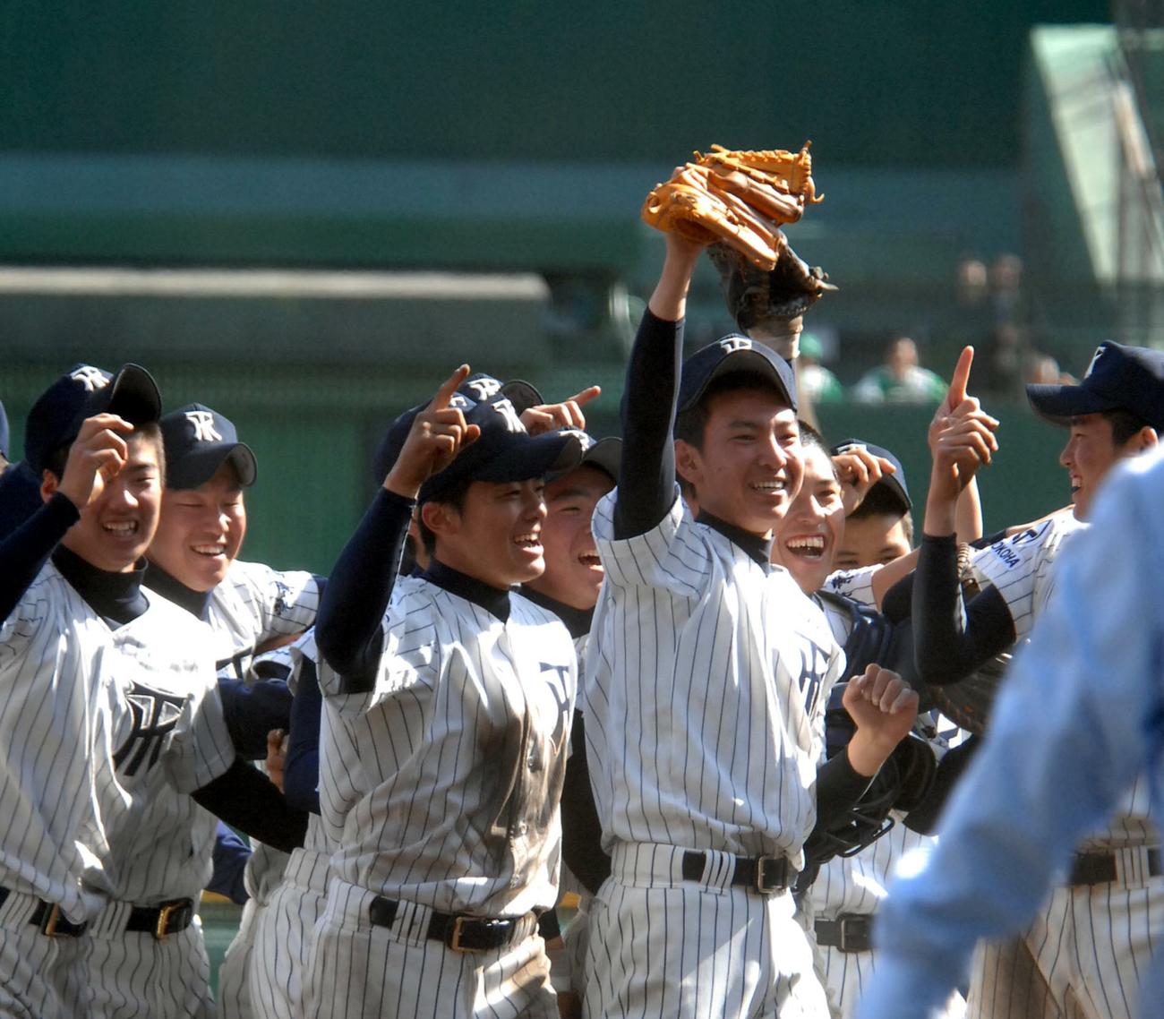 07年4月3日、第79回選抜決勝戦　常葉学園菊川対大垣日大　優勝した常葉学園菊川のエースの田中健二朗投手（右）を中心に笑顔で喜びを表した