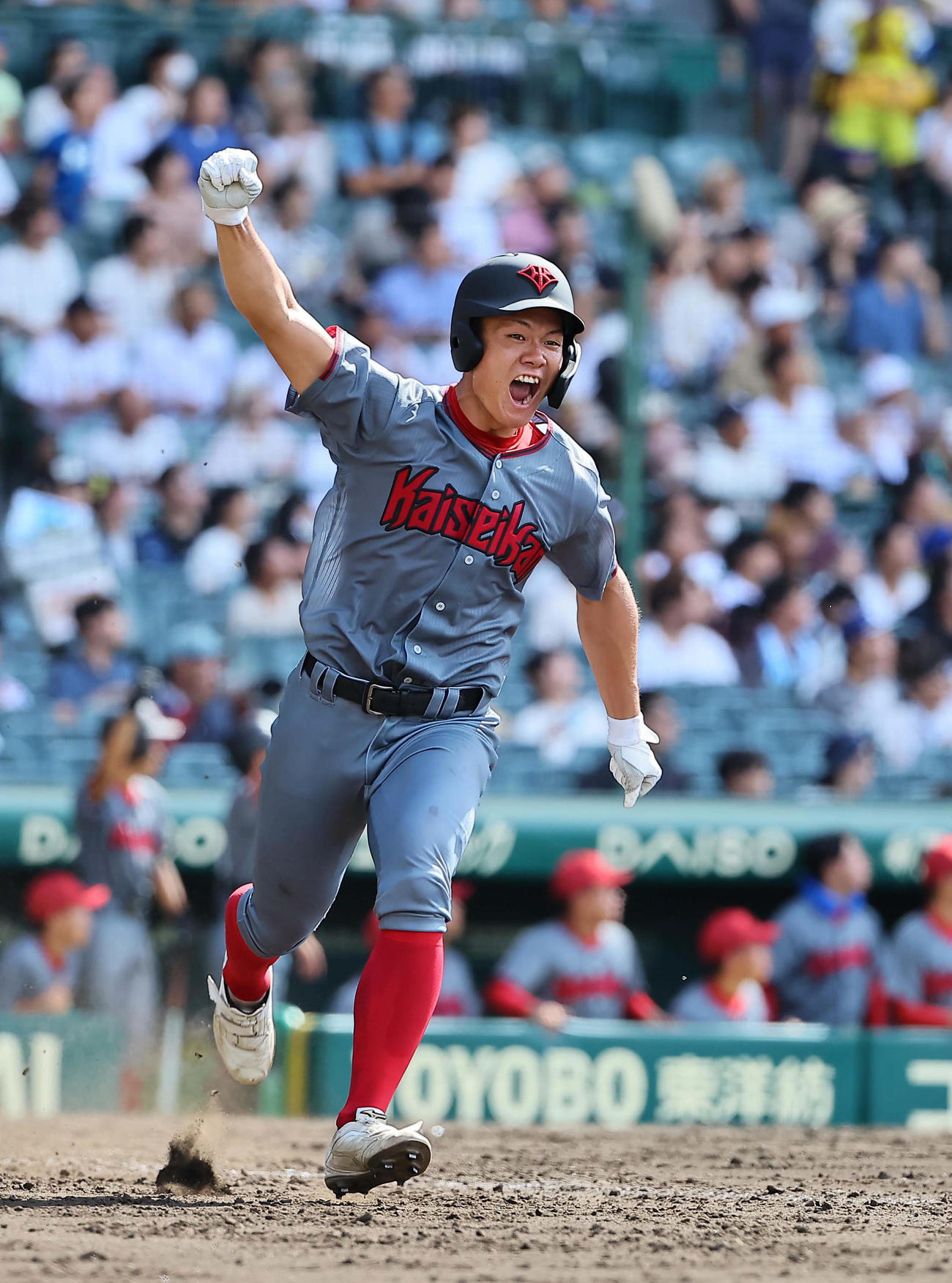 23年8月10日、1回戦で左越えに逆転の2点本塁打を放ちガッツポーズする浜松開誠館・新妻恭介