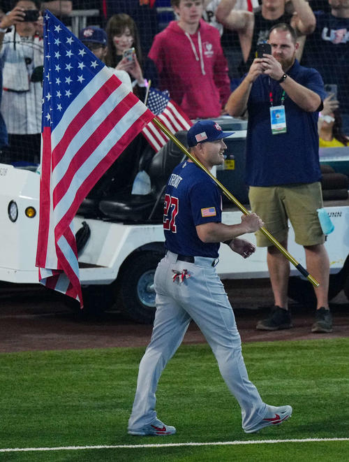 日本対米国　試合前、米国の国旗を手に先頭で入場するトラウト（2023年3月21日撮影）