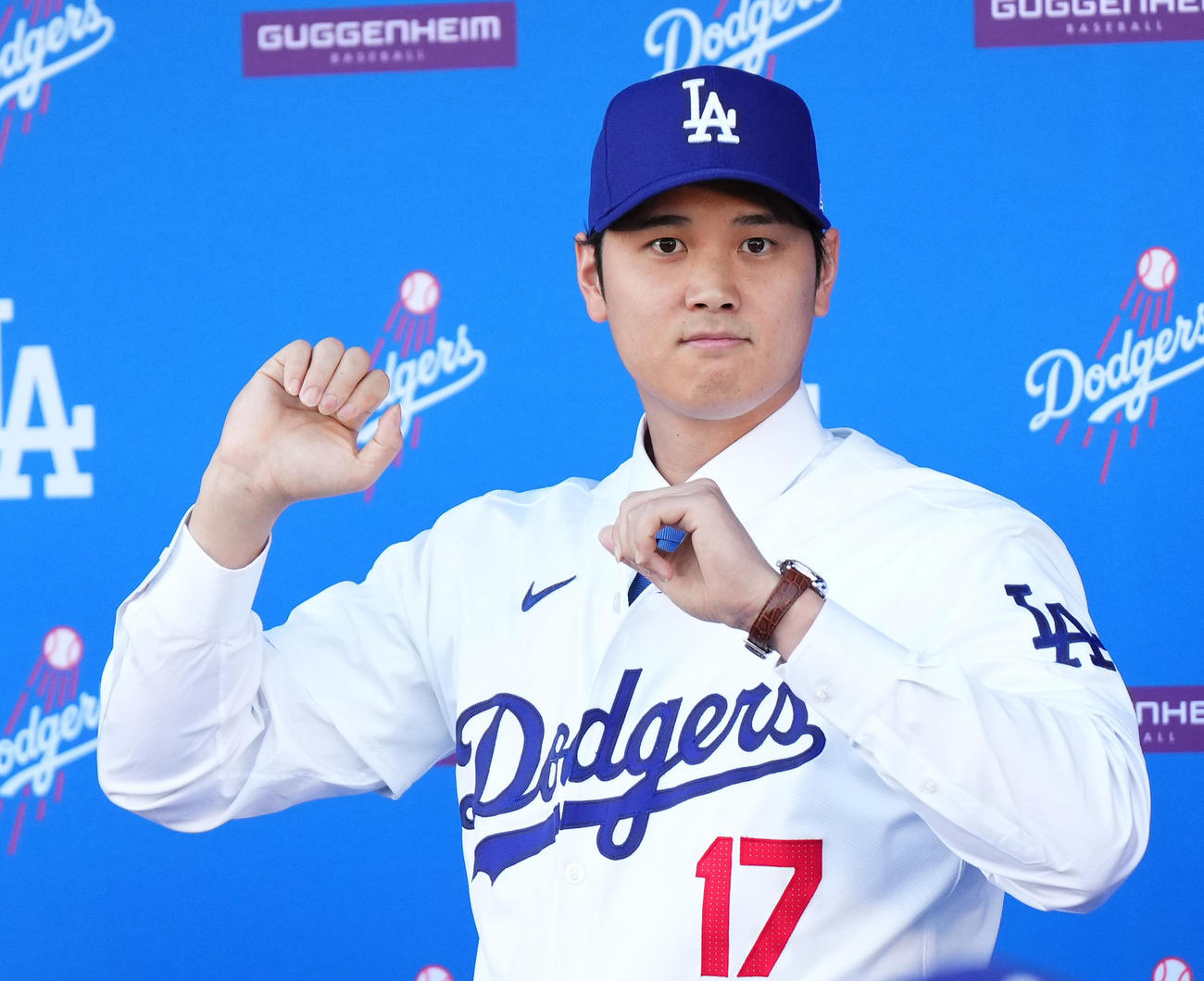 14日、ドジャース入団会見でポーズを決める大谷翔平