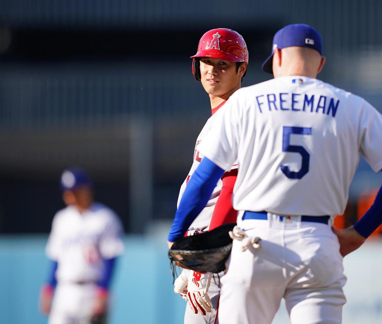 ドジャースの一塁手・フリーマンと言葉を交わすエンゼルス時代の大谷翔平（中央）（2023年7月8日撮影）
